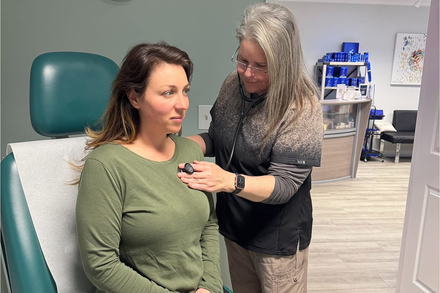 Healthcare Provider Performing a Routine Patient Examination in a Clinical Setting – Nashville Health Pro Medical Professional Conducting a One-on-One Patient Checkup to Ensure Personalized Care – Nashville Health Pro