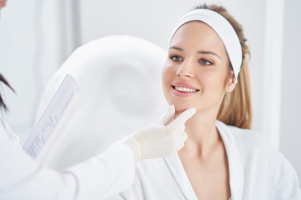 Personalized Facial Assessment Before Injectable Treatment to Enhance Natural Contours – Dermal Fillers Aesthetic Provider Evaluating Chin and Jawline Proportions During Cosmetic Consultation – Dermal Fillers